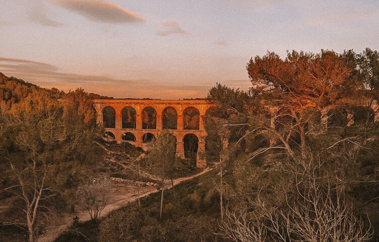 Aqueduc avec un coucher de soleil