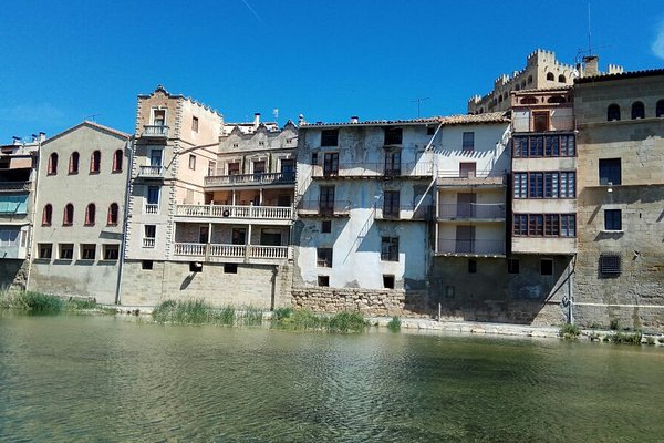 Village avec une rivière